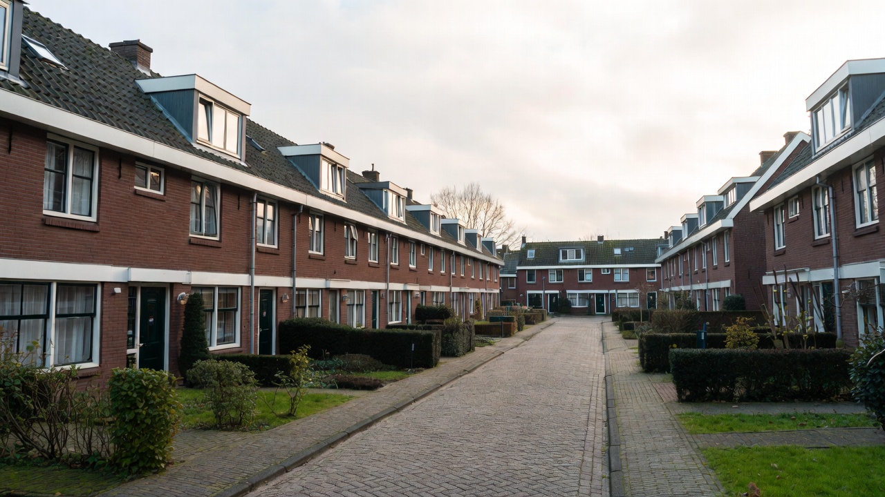 Nederlandse woonwijk met diverse dakkapellen